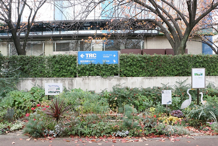 1.改札口目の前に東京流通センターの案内板があります。