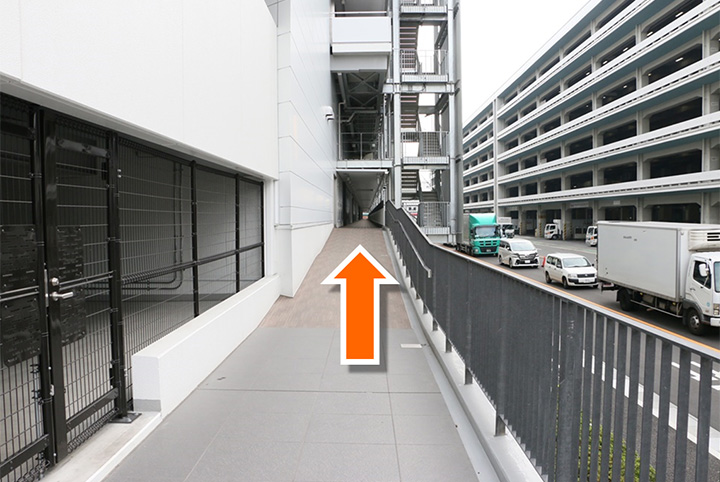 11.歩行者用廊下を直進。