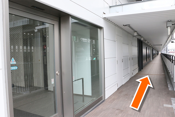 12.エレベーターホールを左手に見ながら直進。