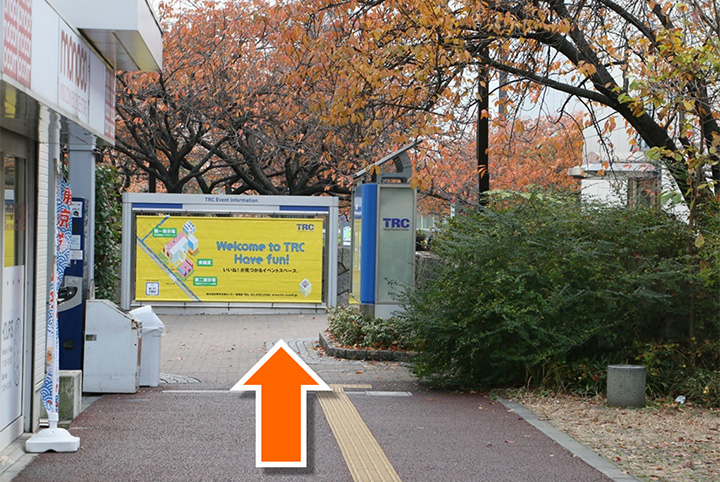 3.左手に駅併設のコンビニエンスストアをみながら直進。