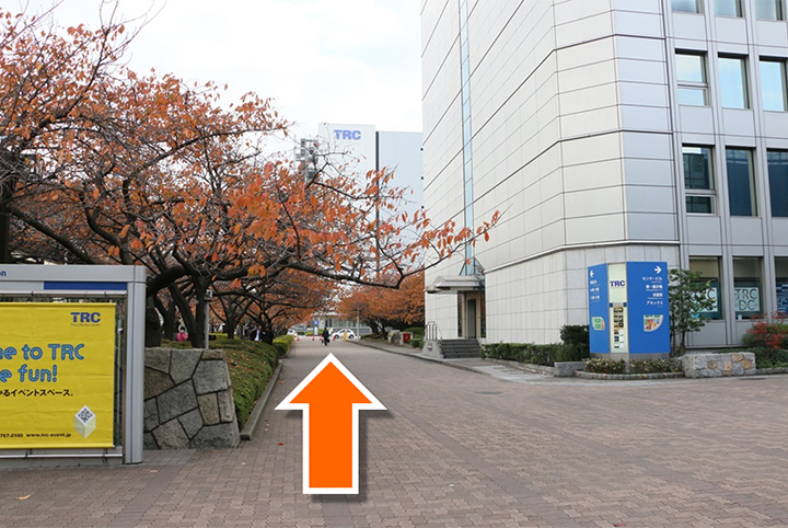 4.駅前広場を横切りさらに直進。