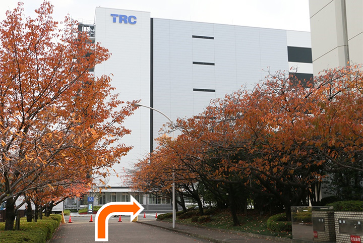 5.目の前の白い建物がB棟。