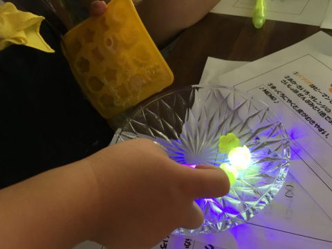 光るグミ、ブラックライト