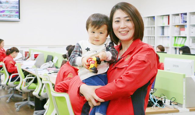 お子さんと一緒に職場復帰│社員インタビューを更新